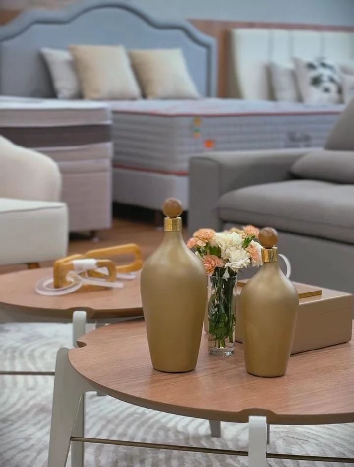 Mesa de centro com vasos e flores — décor do showroom